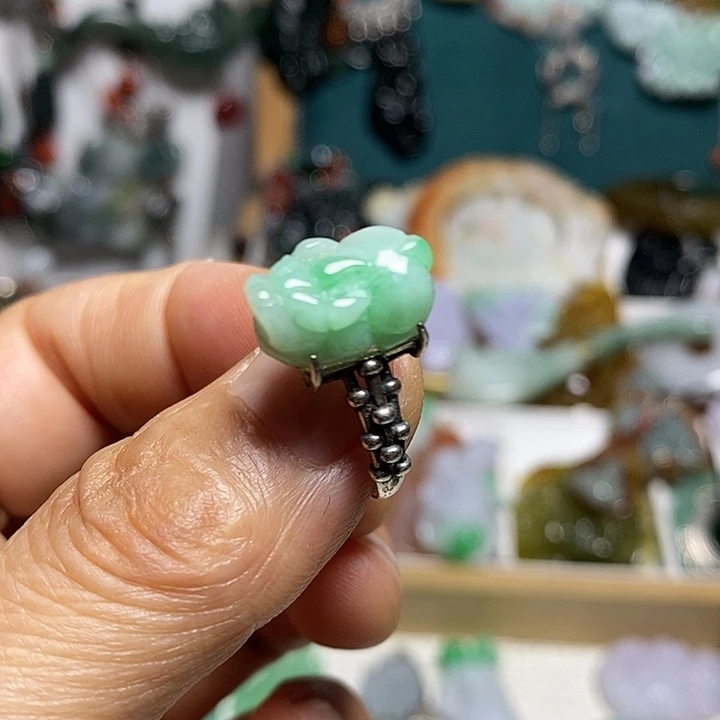 翡翠未镶嵌吊坠(赠链)