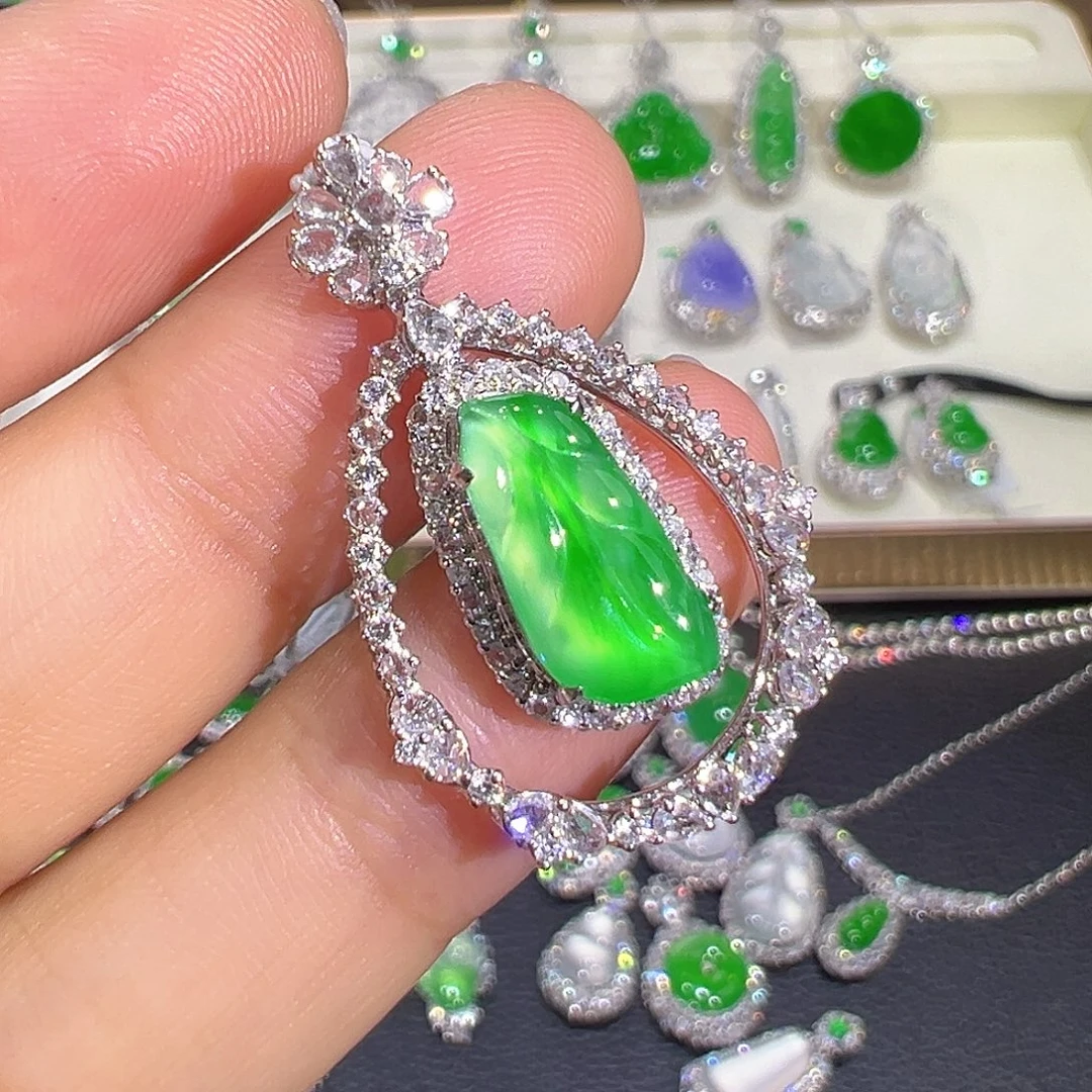 翡翠18K金镶嵌颈饰