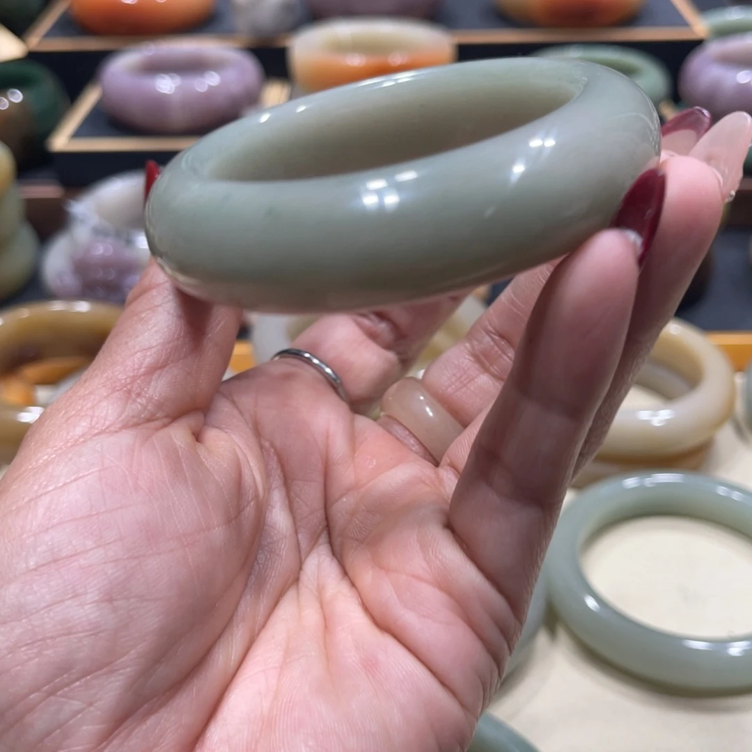 未镶嵌手镯石英岩玉