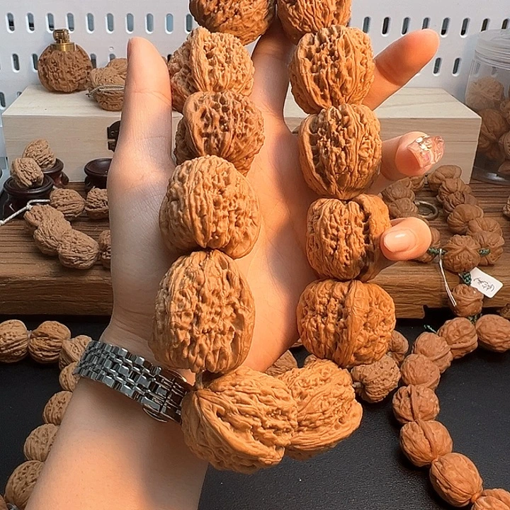 掌***坤桃核把件南疆石手持