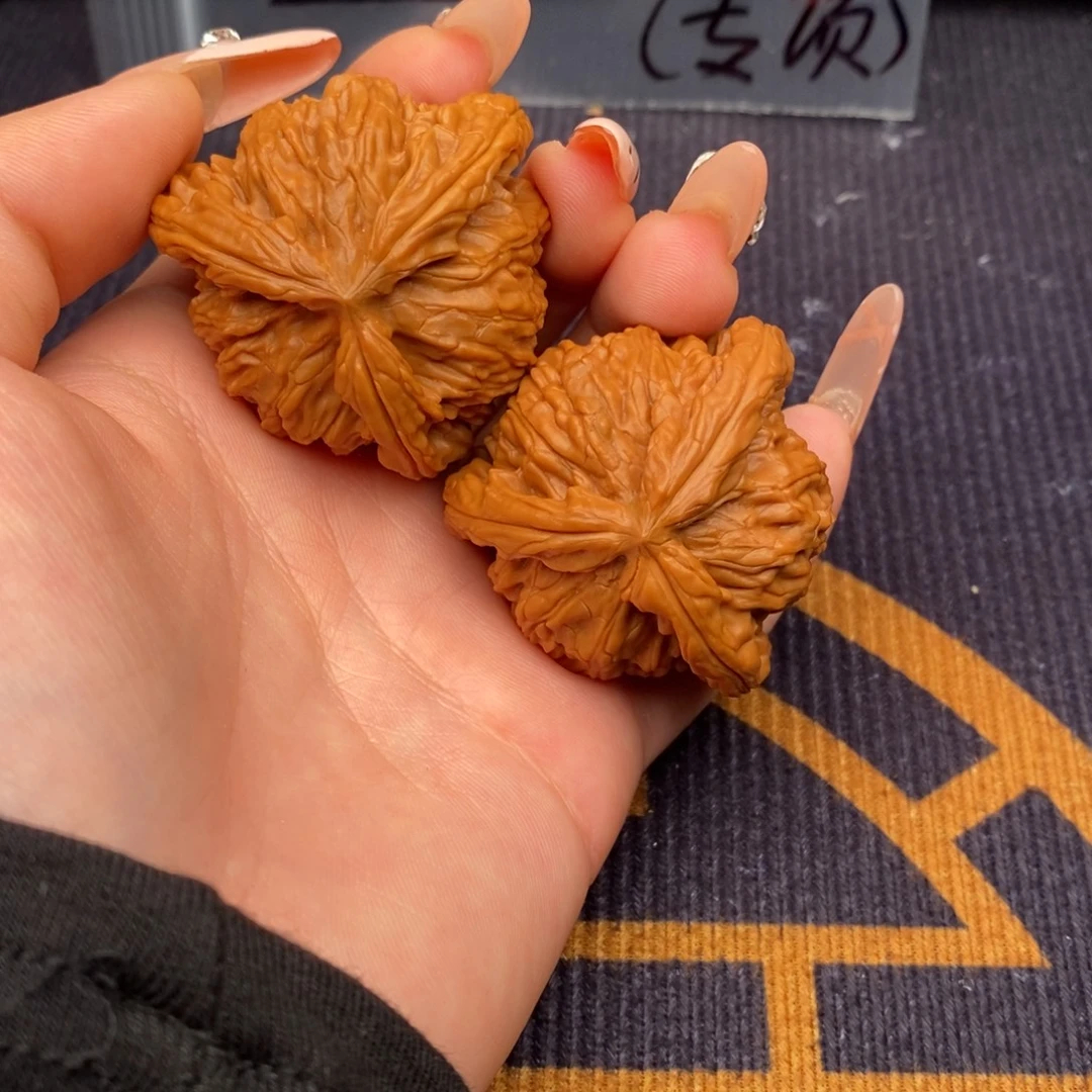 筱***辰文玩核桃吊坠白狮子