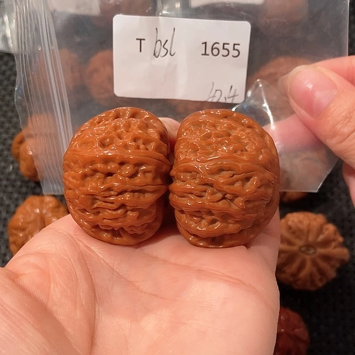文玩核桃吊坠白狮子42