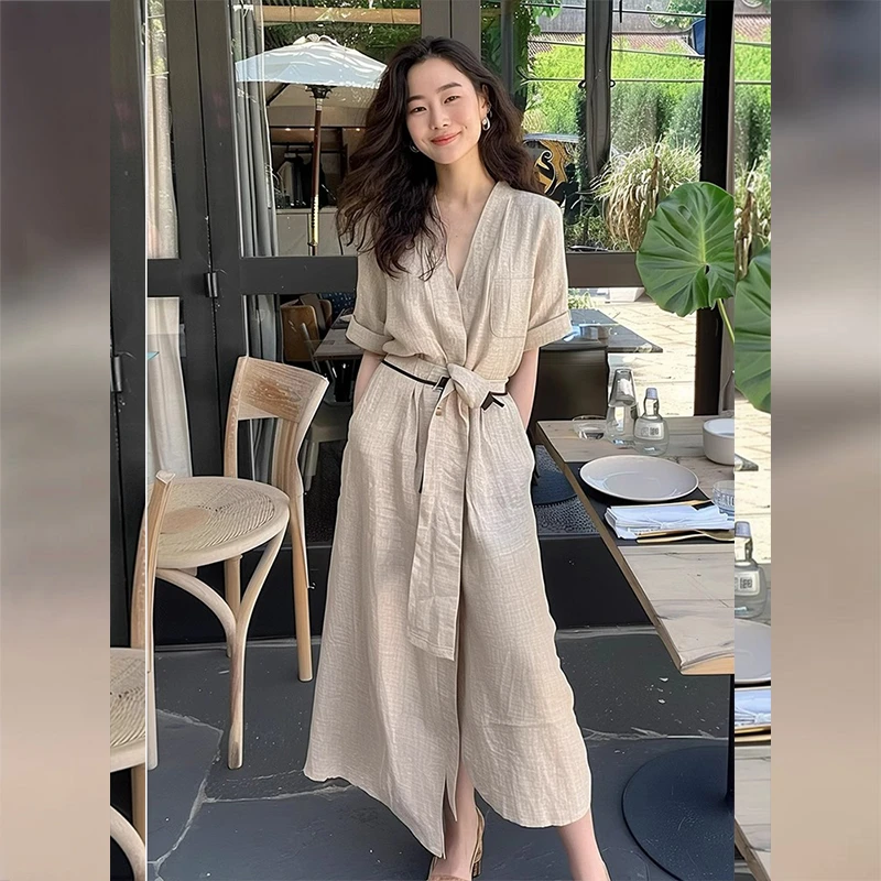 卡其色V领连衣裙2025新款女夏季气质法式高级感设计师款绝美裙子