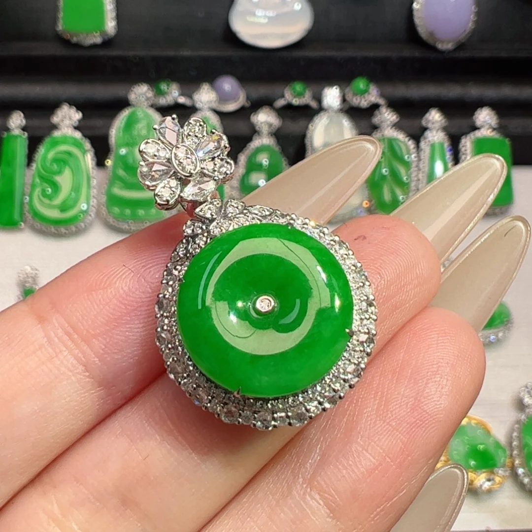 颈饰18K金镶嵌翡翠