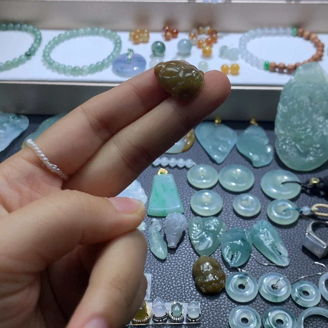 翡翠未镶嵌颈饰金蟾