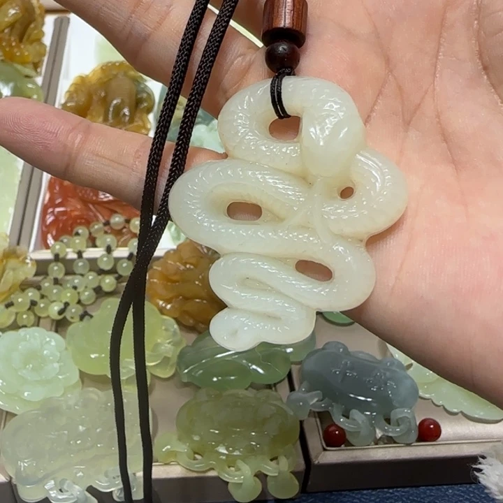 蛇纹石玉吊坠未镶嵌