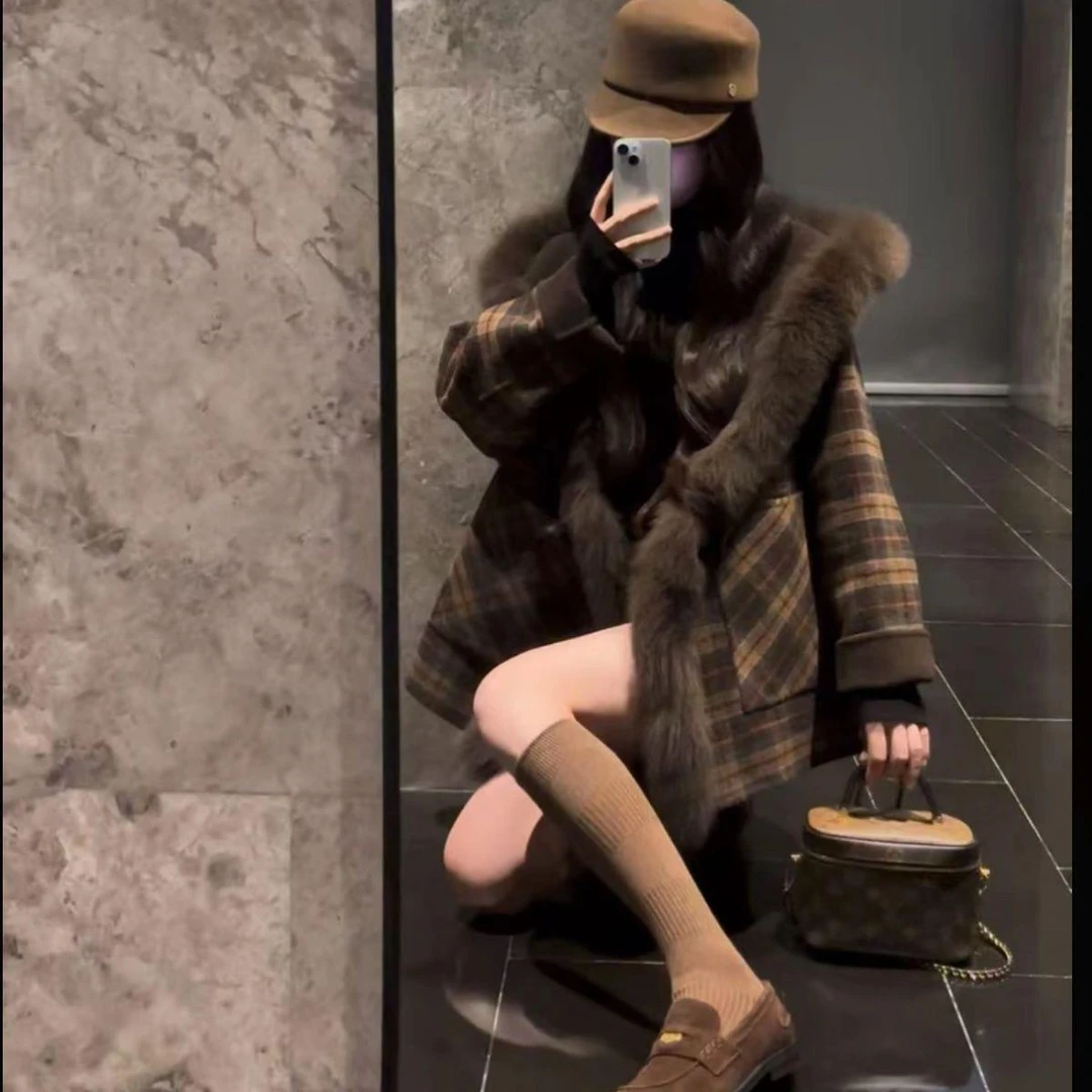 波家断码2025年秋冬设计款双面双穿毛毛拼接格纹高级感连帽外套中