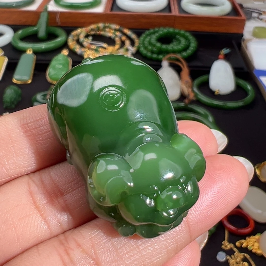 和田玉（碧玉）未镶嵌颈饰浓绿猫眼无暇猪猪吊坠