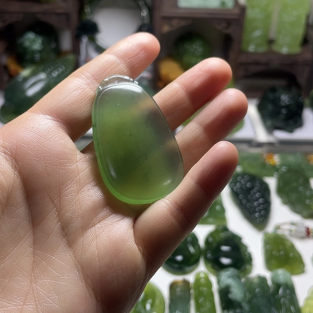 蛇纹石玉未镶嵌颈饰