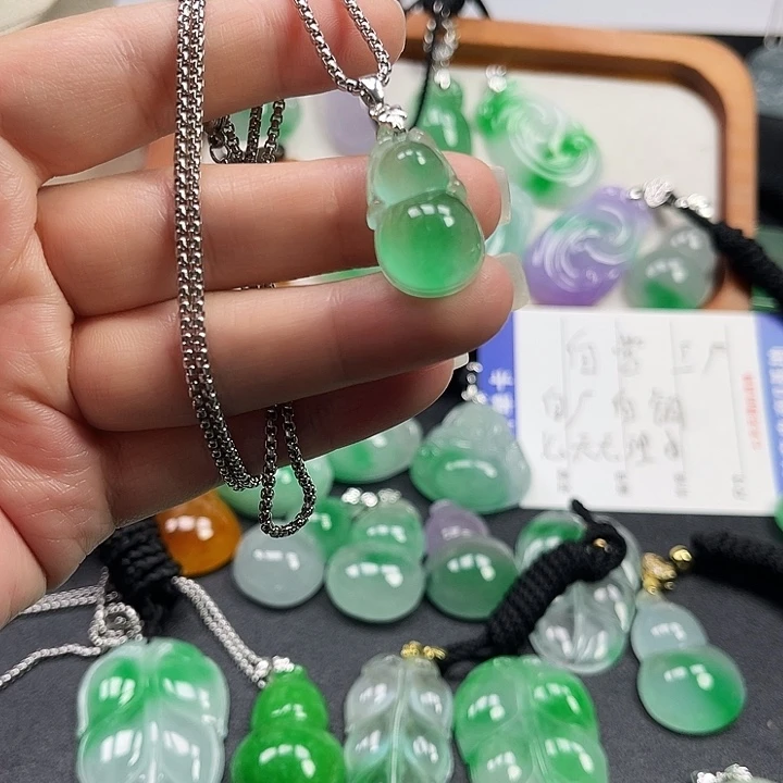 翡翠未镶嵌颈饰葫芦