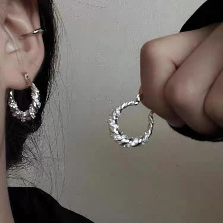 铜合金耳饰 梅姐饰品2620 设计感麻花金属耳环女冷淡风圆圈耳饰