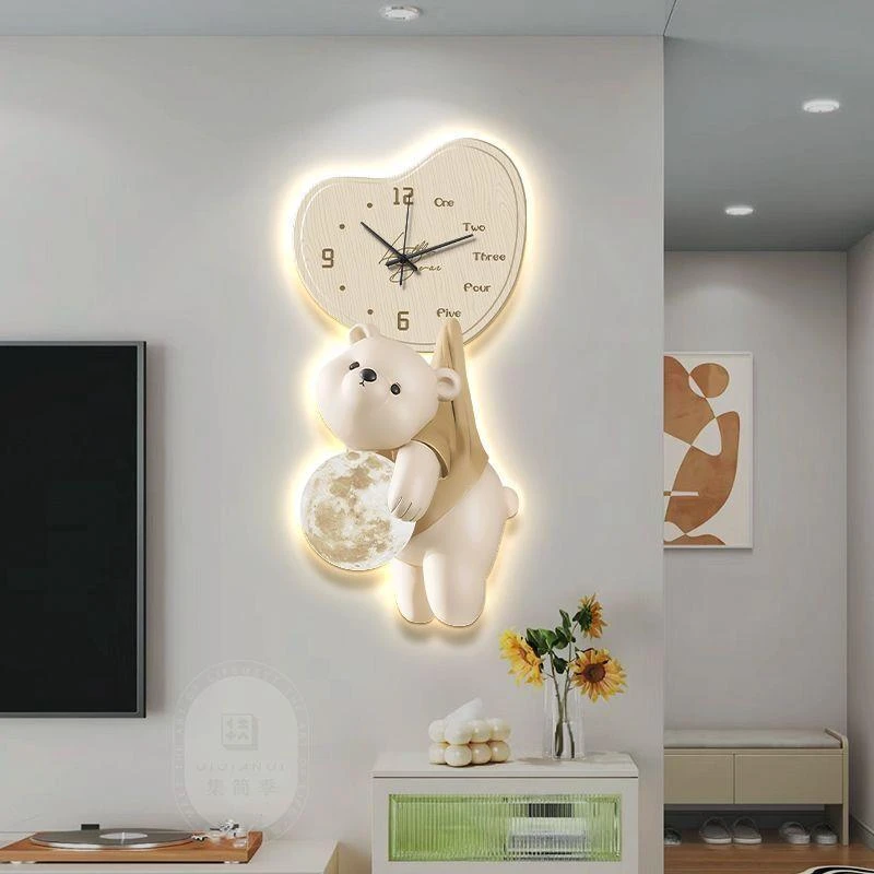 网红熊客厅钟表创意静音家用电视背景墙挂钟2025年新款奶油风时钟