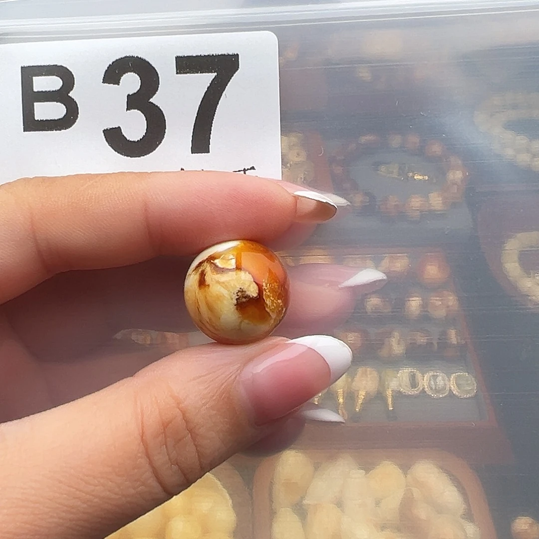 蔚****琥珀未镶嵌裸石圆珠17