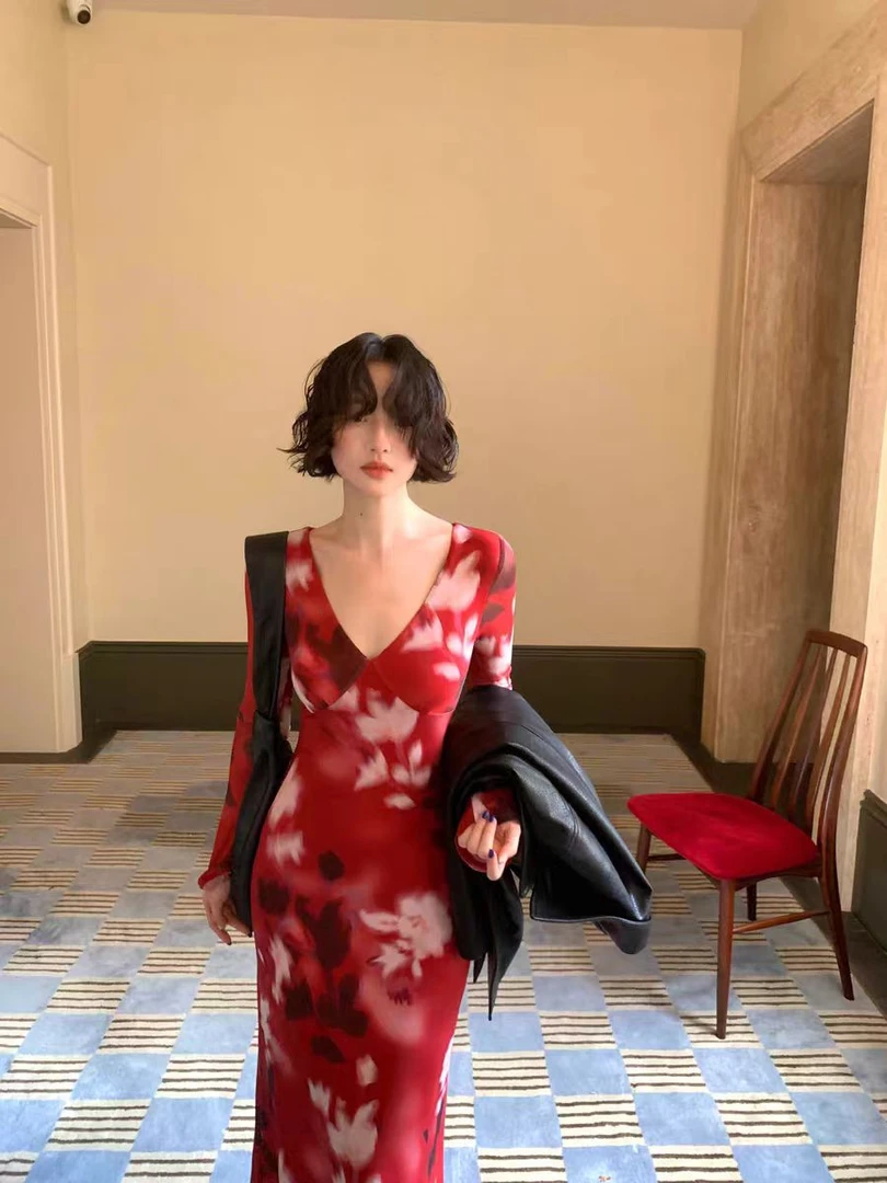 酒午【秋酿】港风复古秋新款印花V领长款连衣裙绝美茶歇裙KLF4305