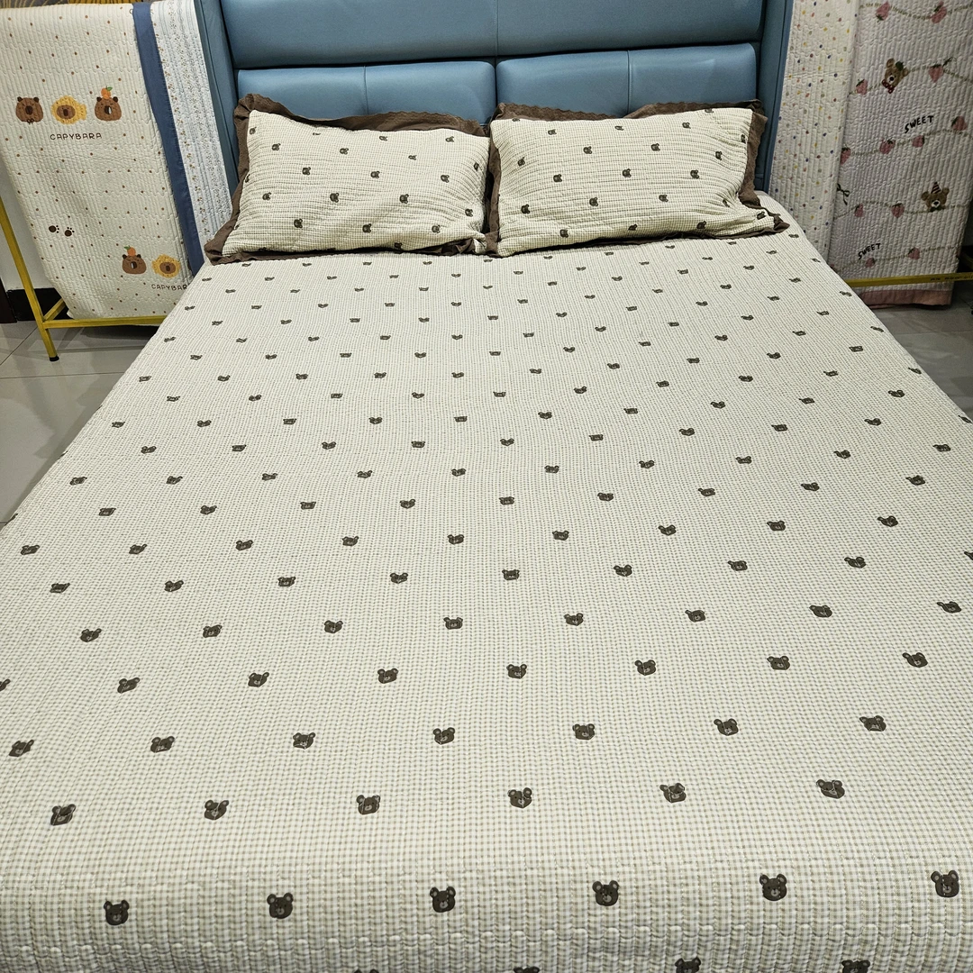 咖色小熊带花边款床盖四季通用柔软亲肤绗缝工艺结实耐用绗缝