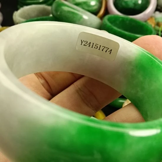 翡翠未镶嵌颈饰花*雪