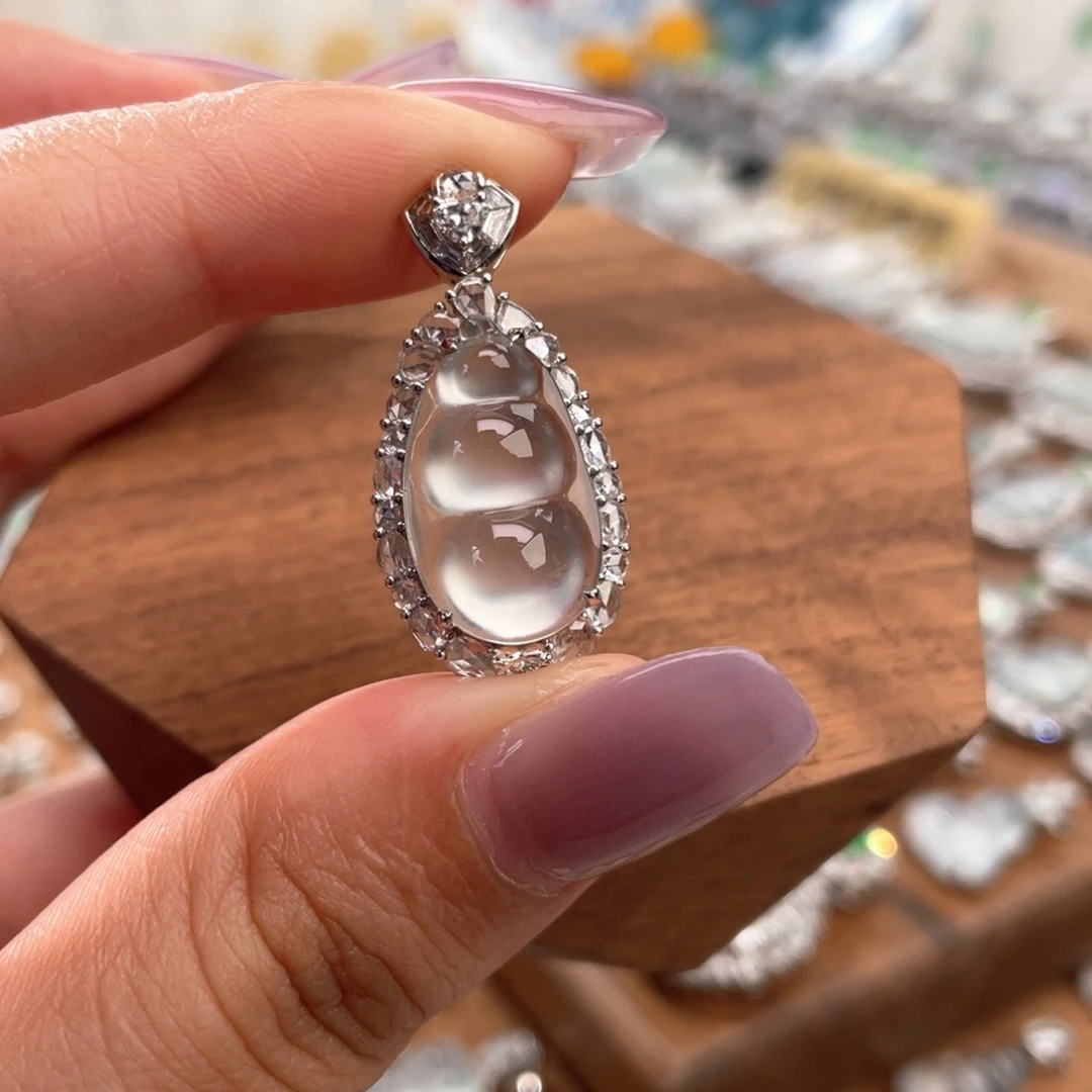 翡翠18K金镶嵌颈饰豆子