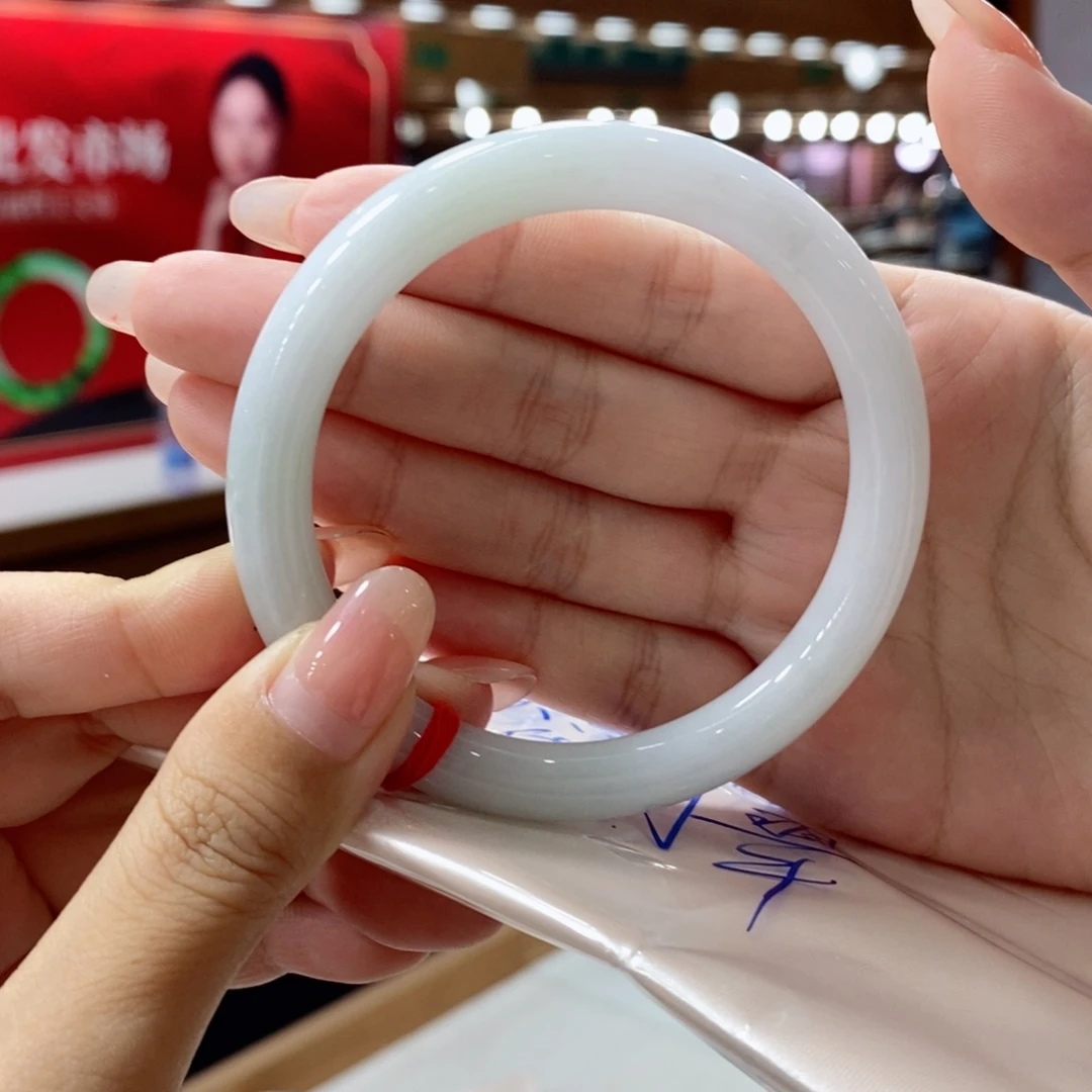 翡翠手镯未镶嵌翡翠