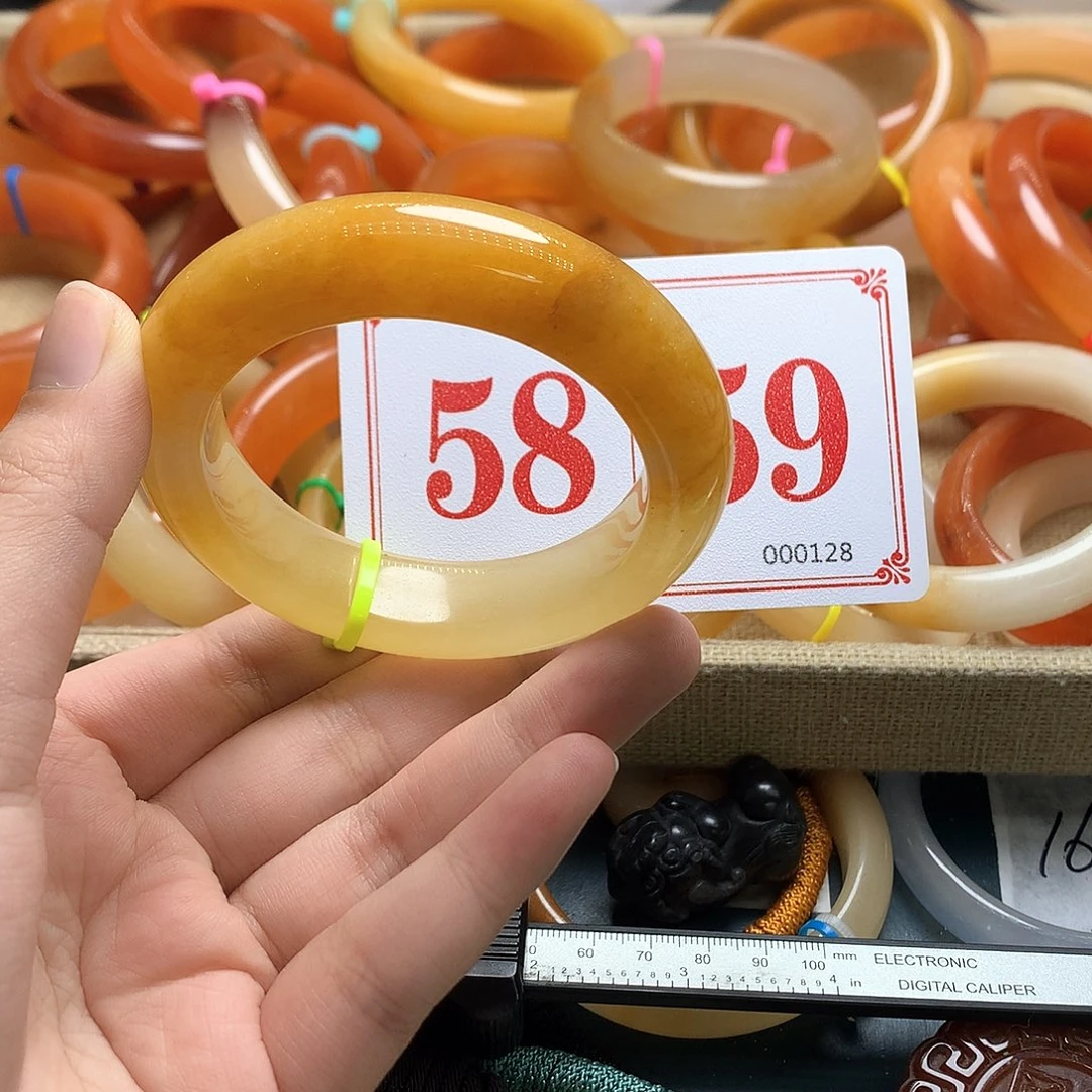 未镶嵌石英质玉（黄龙玉）手镯