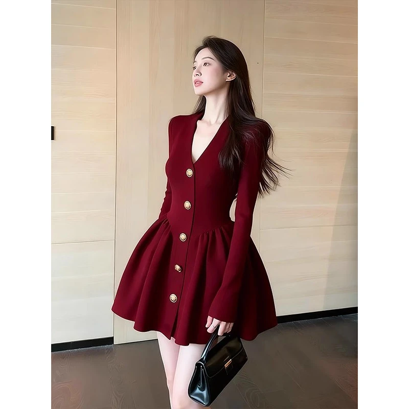巨好看的早秋法式红色V领长袖连衣裙子女2025新款轻熟风收腰短裙