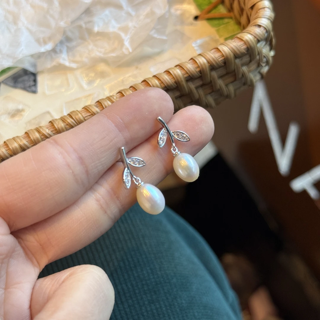 7533淡水珍珠（不规则有自然生长螺纹坑点等瑕）银耳钉