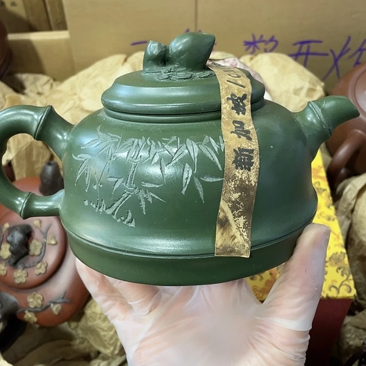 紫砂茶壶原矿泥料，手工制作的一把紫砂壶