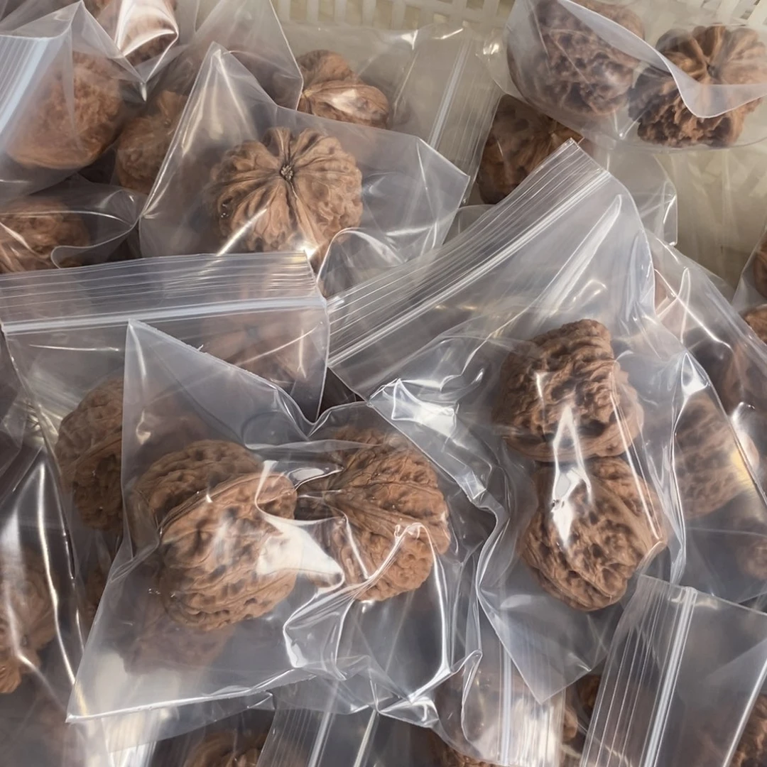 文玩核桃吊坠千佛山有瑕疵