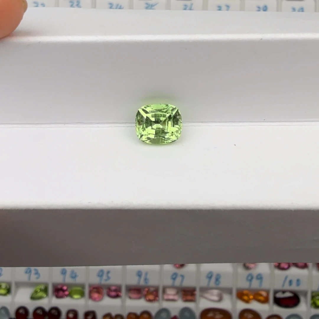 橄榄石未镶嵌笔搁天然2.13克拉