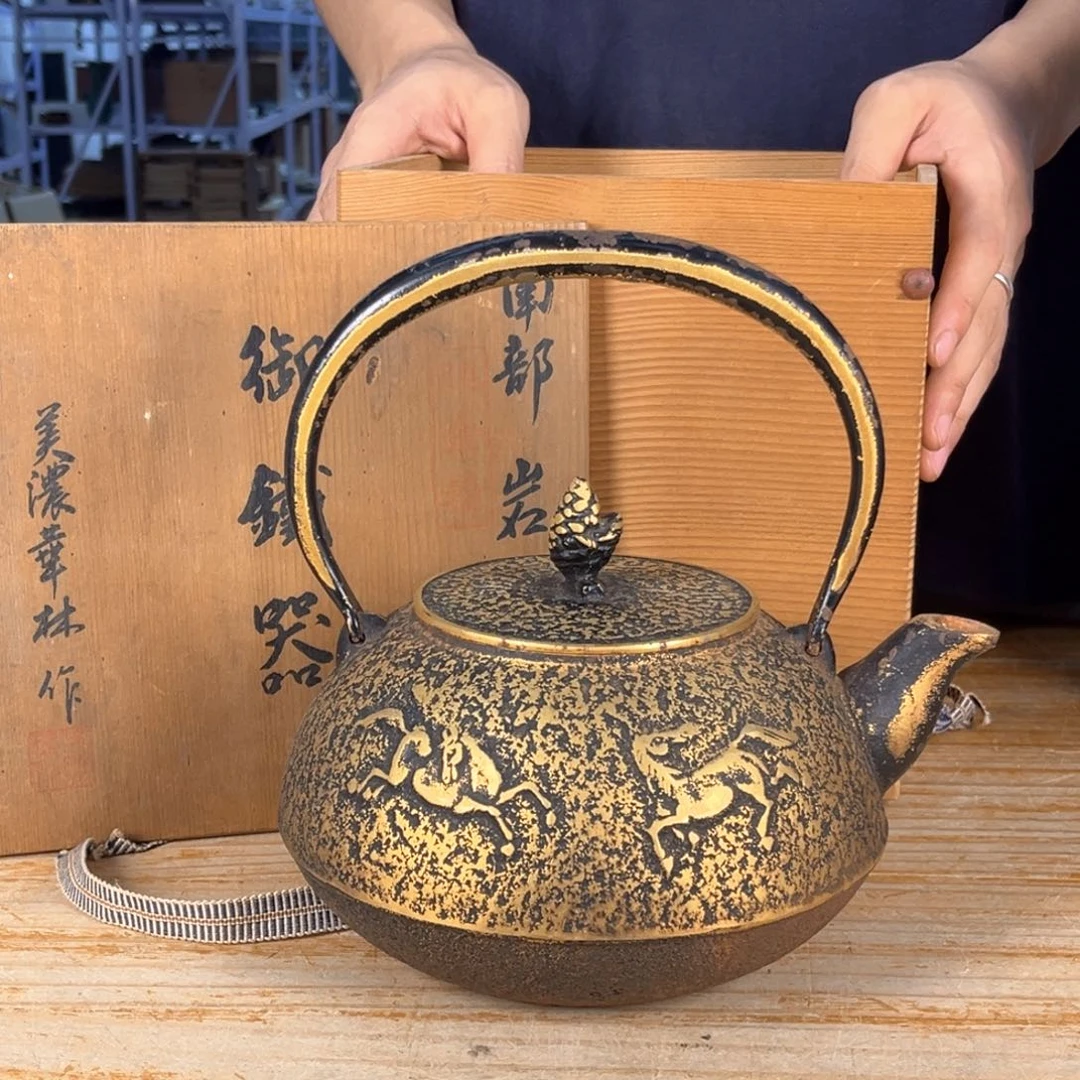 纯银着 铁壶。