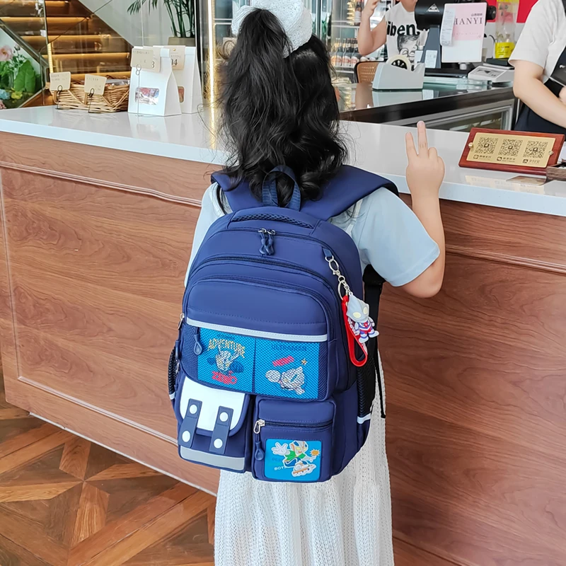 新款减负书包小学生男孩大容量护脊双肩包卡通二三四年级儿童背包