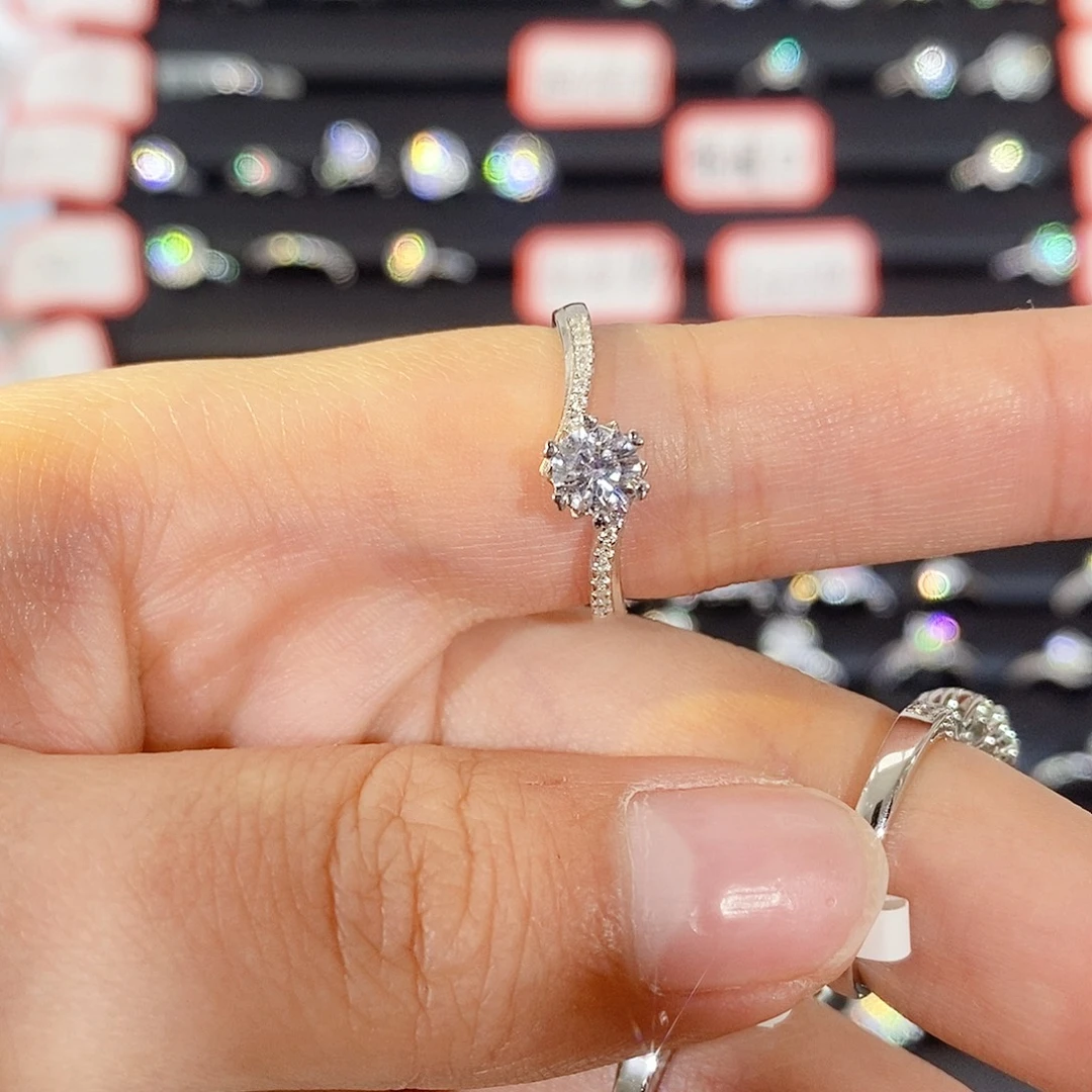 925银合成碳硅石微镶扭臂雪花0.5ct9