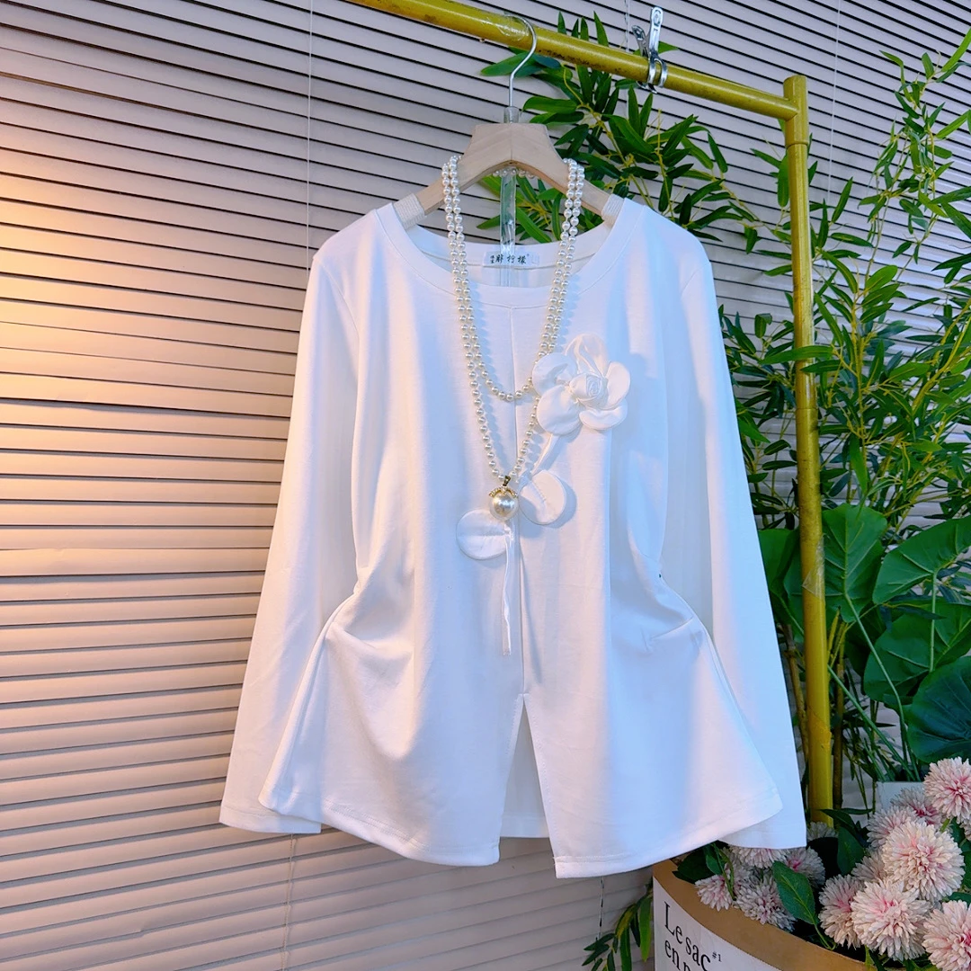 8118胖妹妹欧货时尚甜美减龄设计感圆领掐褶开衩立体花朵百搭衫
