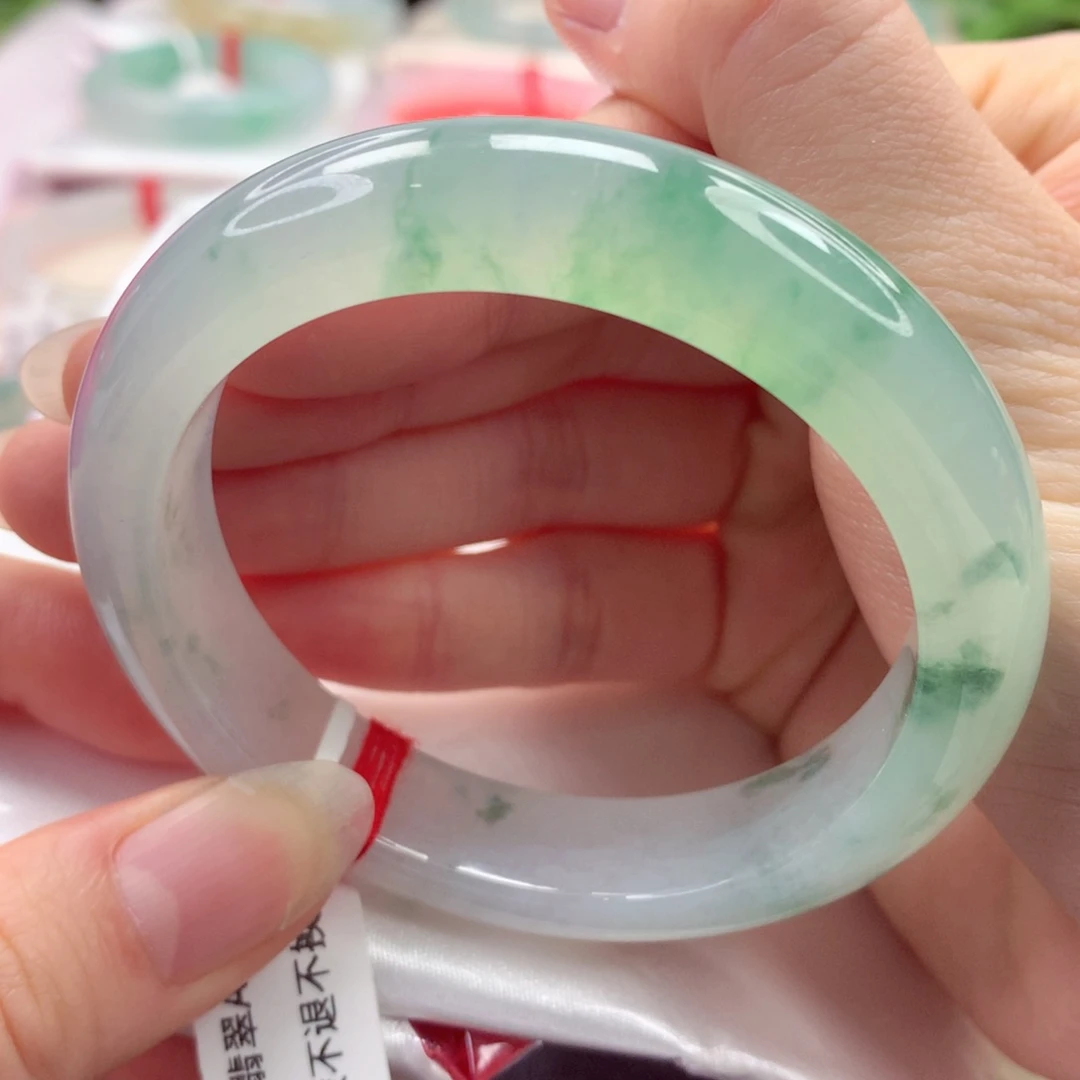 翡翠手镯未镶嵌冰透起光，小小