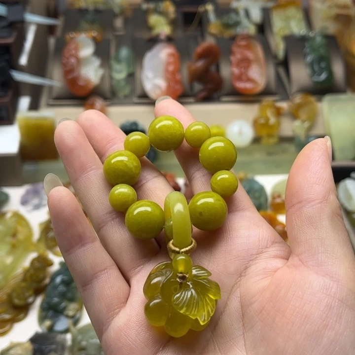 蛇纹石玉未镶嵌颈饰