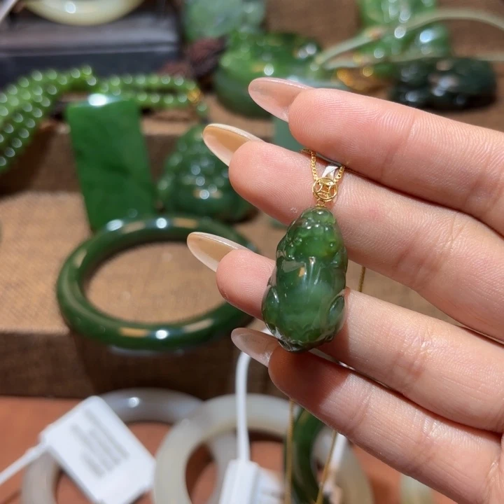 颈饰18K金镶嵌和田玉（碧玉）