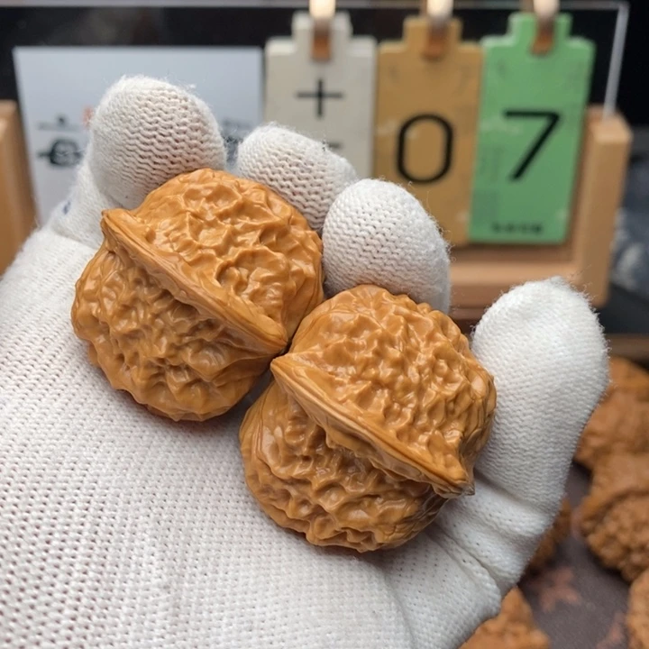 曹***威把件文玩核桃瓷娃娃38