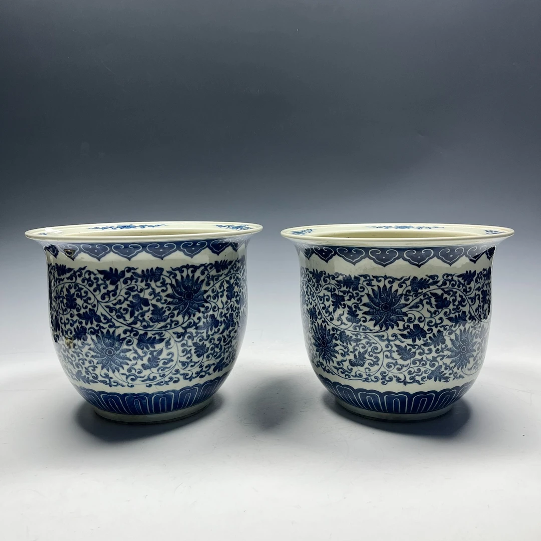 青 · 青 花花卉纹花瓶一对