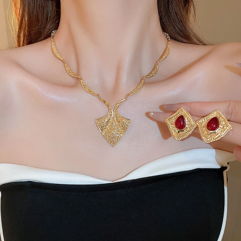 铜合金项链 精品/中古风花纹浮雕几何耳钉项链套装复古气质锁骨链