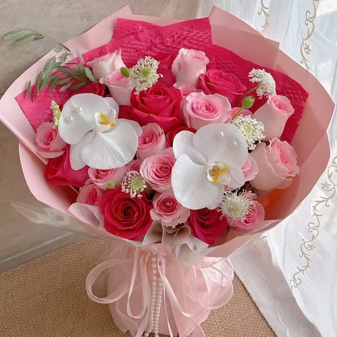 25支玫瑰2朵蝴蝶兰6支翠珠等混搭花束