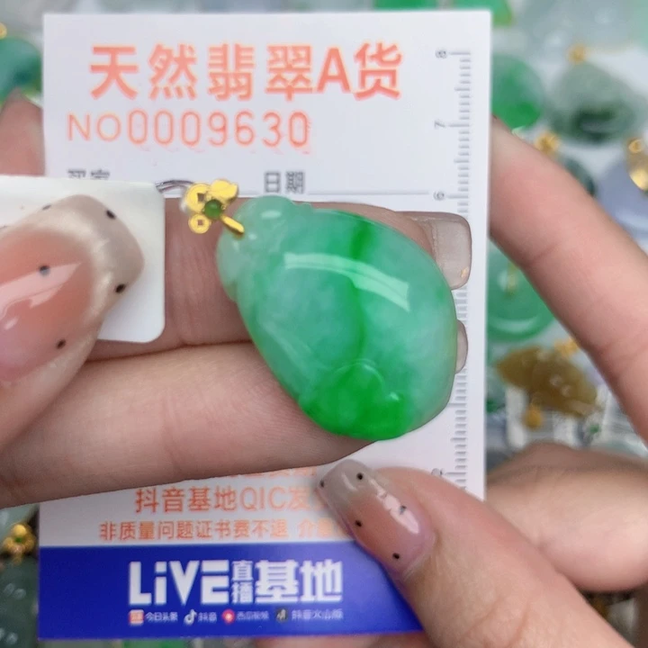 翡翠18K金镶嵌颈饰福瓜