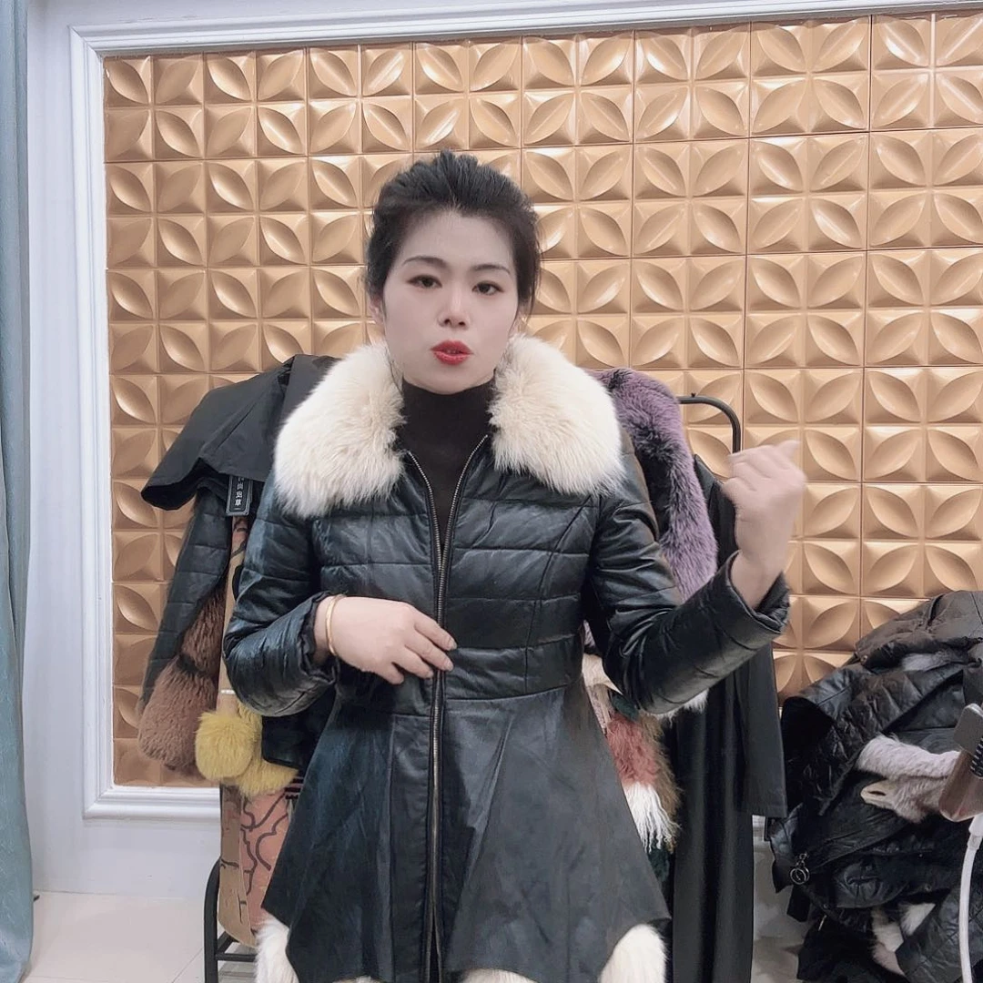 皮草搭配黑色西装和