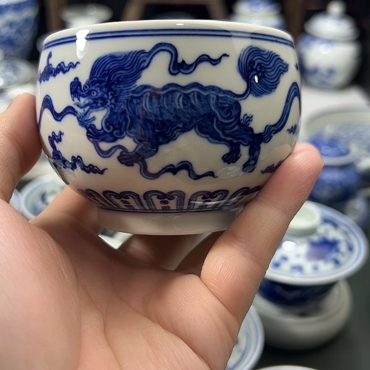 微瑕柴窑狮子绣球罗汉杯