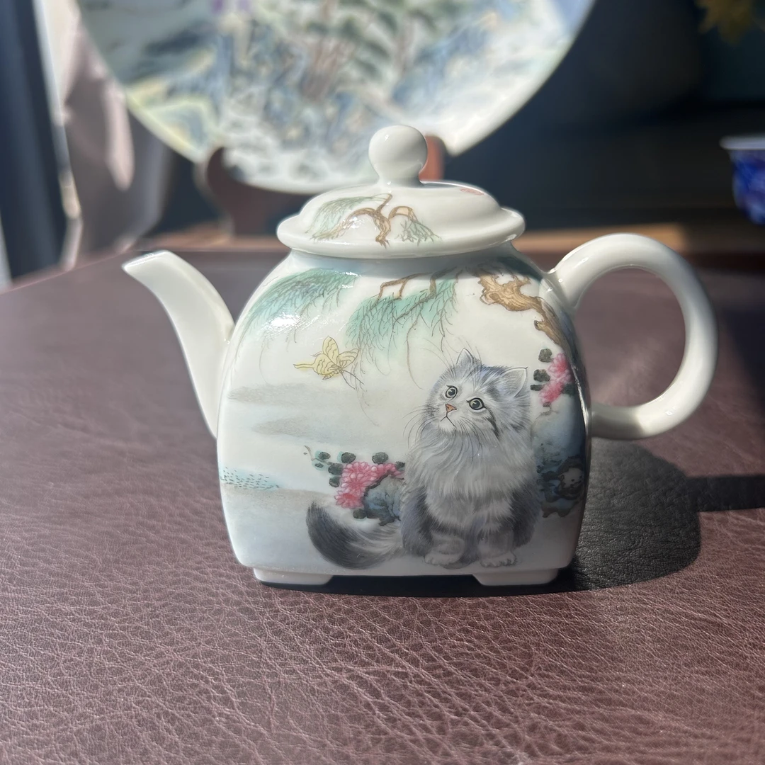 祥宝阁釉上粉彩小猫方形壶