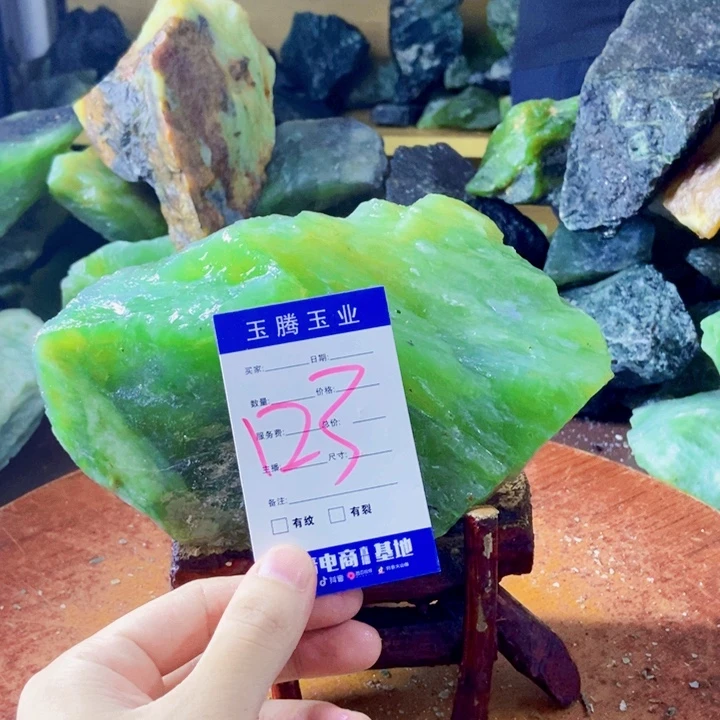 张***青未镶嵌蛇纹石玉岫玉原石