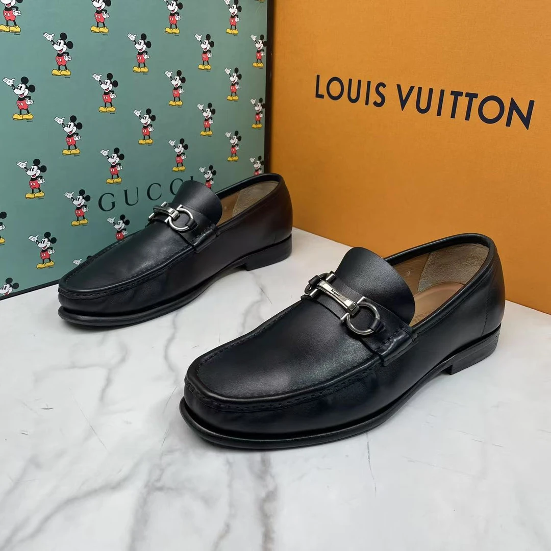 95新 FERRAGAMO/菲拉格慕 黑色皮面双银扣潮流百搭舒适皮鞋/42码