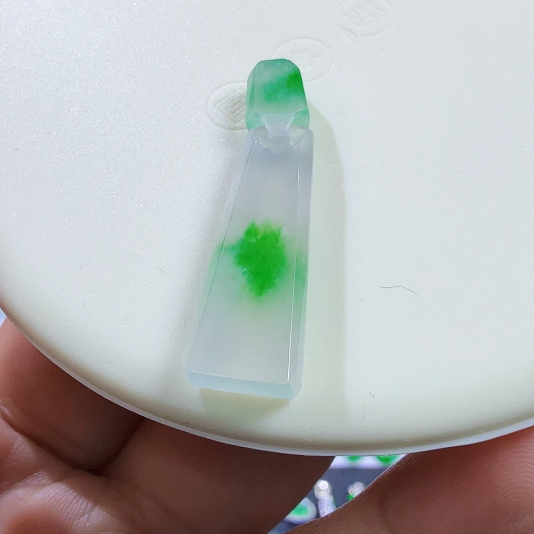 翡翠未镶嵌颈饰裸石