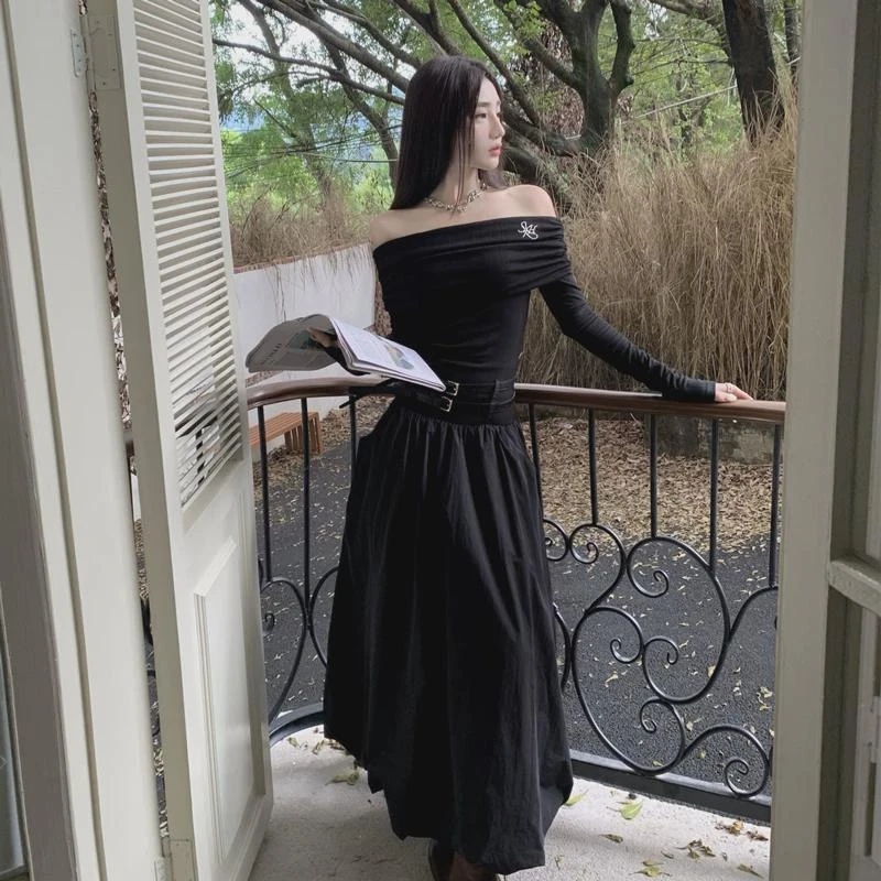 2024新款法式黑色长袖一字肩连衣裙女春秋季高级性感收腰显瘦长裙