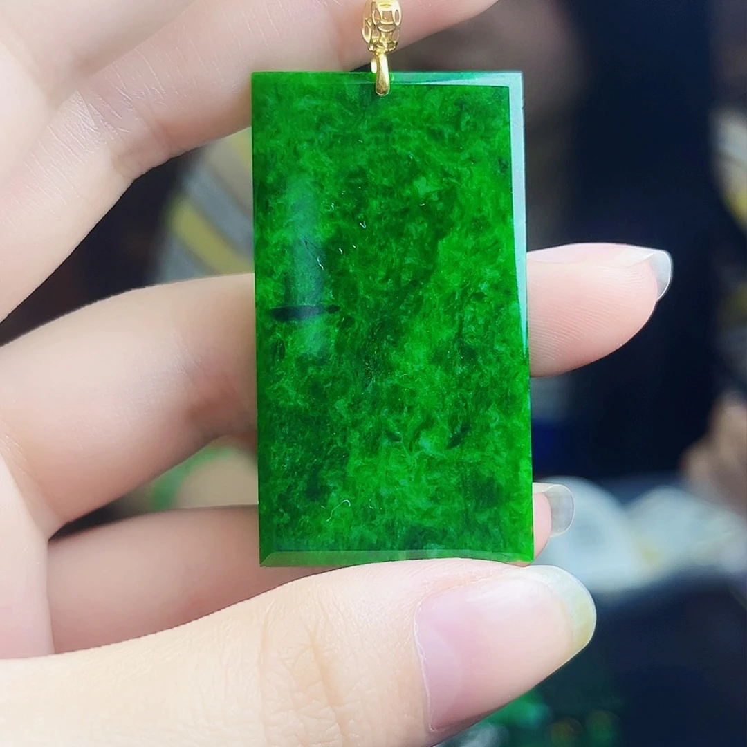 颈饰18K金镶嵌翡翠多样性