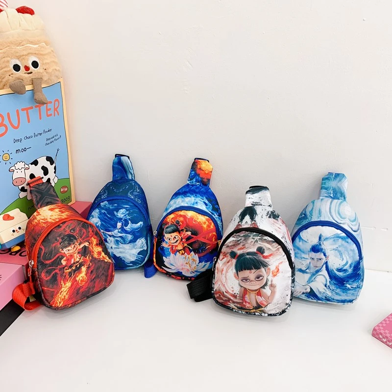 2025新款儿童包包魔童哪吒小男孩卡通胸包春季出游宝宝轻便斜挎包