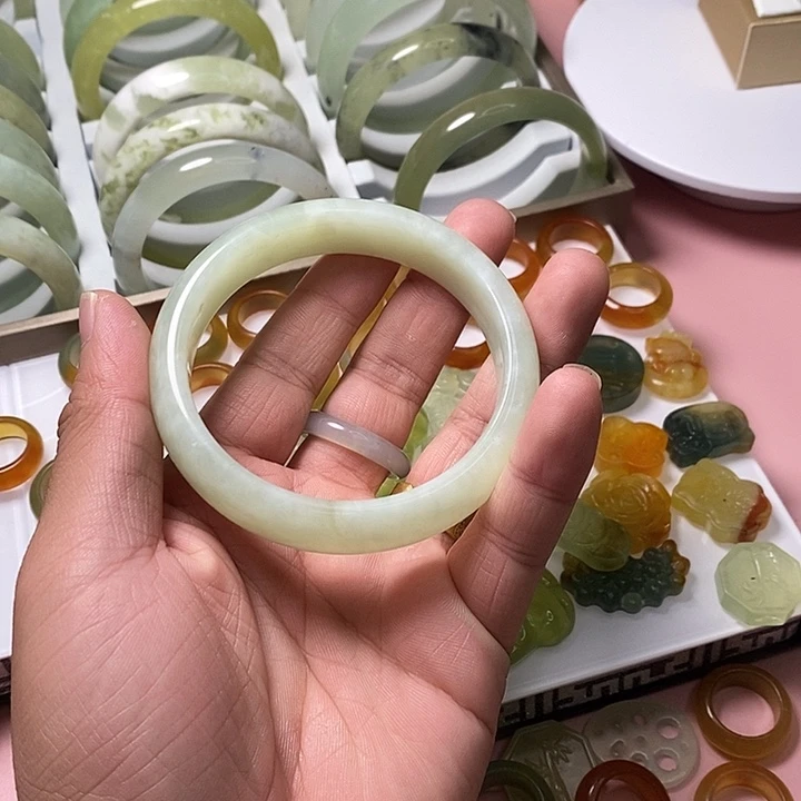 蛇纹石玉未镶嵌手镯